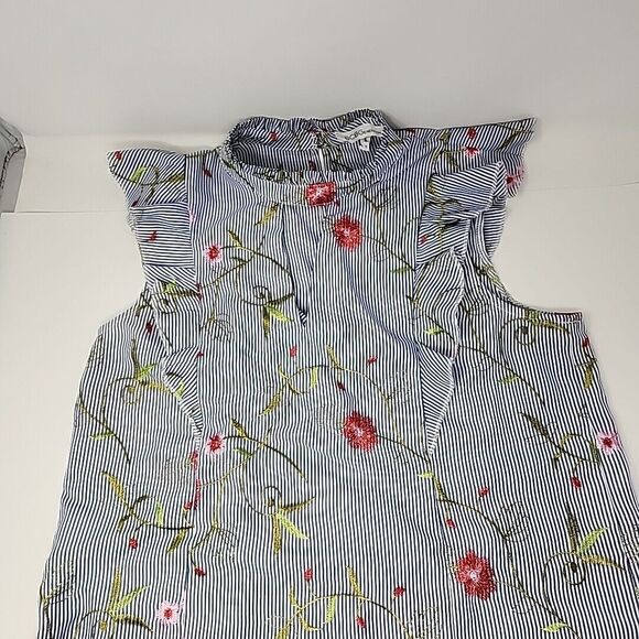 BCBGeneration Sleeveless Top Blouse Ruffle Embroidered Floral Keyhole Sz Medium - Picture 2 of 15